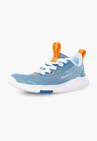 Baskets athlétiques bleu clair et blanc avec des languettes de tirage et des passants de lacets orange, empeigne en mesh respirant, et détails de marque sur la semelle et sur le côté.