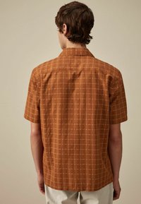 Next TEXTURED CHECK SHORT SLEEVE  WITH CUBAN COLLAR  - REGULAR FIT - Chemise - brown