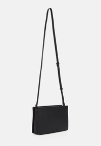 Czarna torebka na ramię wykonana z ekoskóry, prostokątna, z regulowanym paskiem, minimalistyczny design, gładka tekstura, bez widocznych akcentów metalowych.