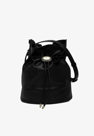 Bolso tipo bucket de cuero negro con cierre de cordón, textura suave y un acento de hardware en tono plateado en la parte frontal. Incluye correa ajustable.