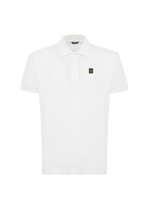 Witte polo met korte mouwen, drie knopen en een klein zwart-goud logo op de linkerborst.