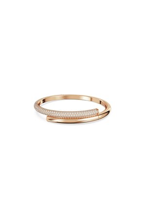 Bracelet en or rose avec un design épuré, doté d'un bandeau courbé et texturé, ainsi qu'une rangée d'accents clairs et scintillants le long du dessus.