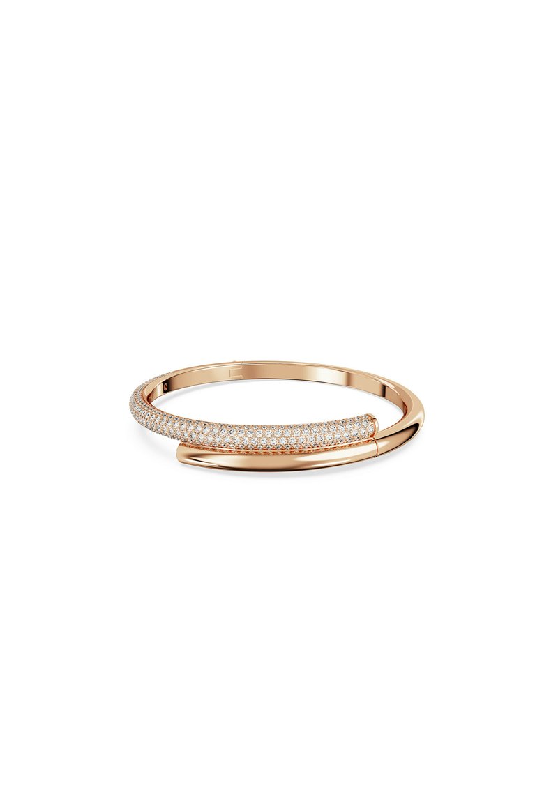 Pulsera de oro rosa que presenta un diseño elegante con una banda curva y texturizada, adornada con una fila de acentos claros y brillantes en la parte superior.