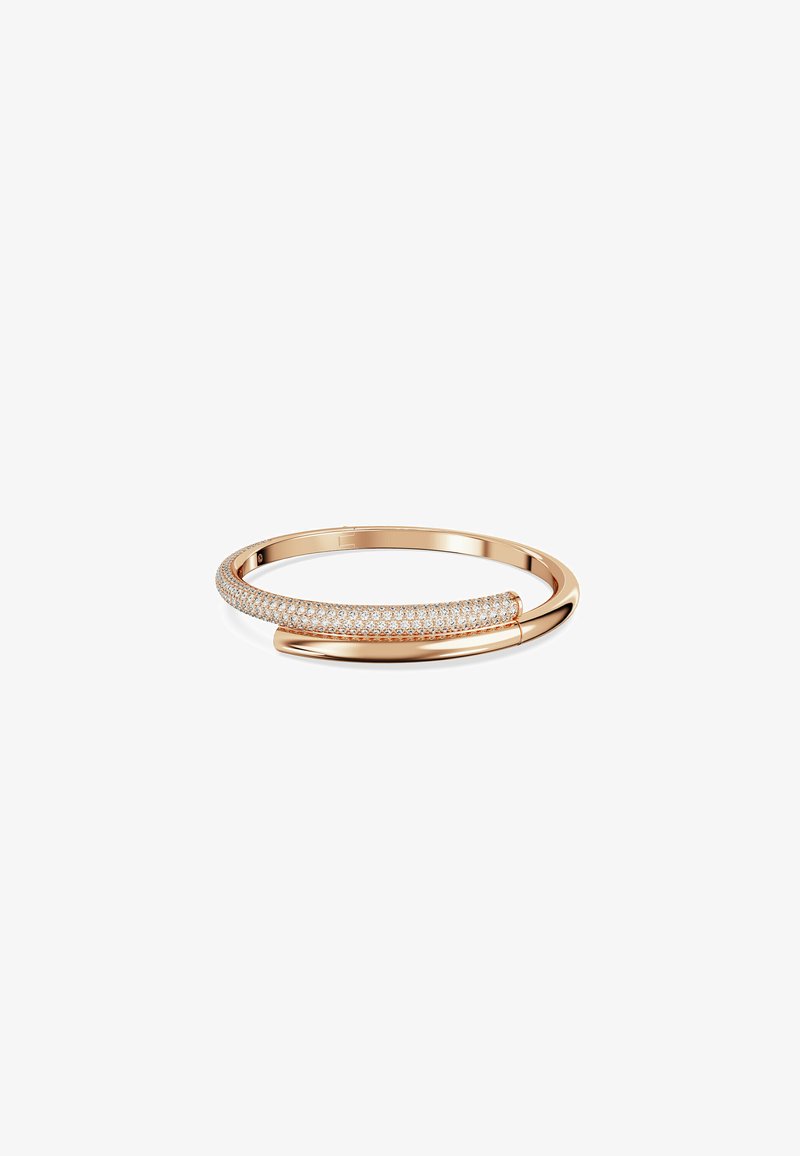 Pulsera de oro rosa que presenta un diseño elegante con una banda curva y texturizada, adornada con una fila de acentos claros y brillantes en la parte superior.