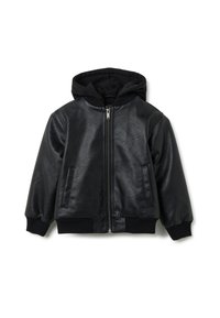 Giubbotto bomber in pelle nera con chiusura a zip, polsini a costine e fodera con cappuccio nera. Presenta due tasche laterali e una texture liscia.