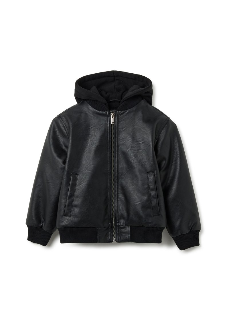 Giubbotto bomber in pelle nera con chiusura a zip, polsini a costine e fodera con cappuccio nera. Presenta due tasche laterali e una texture liscia.