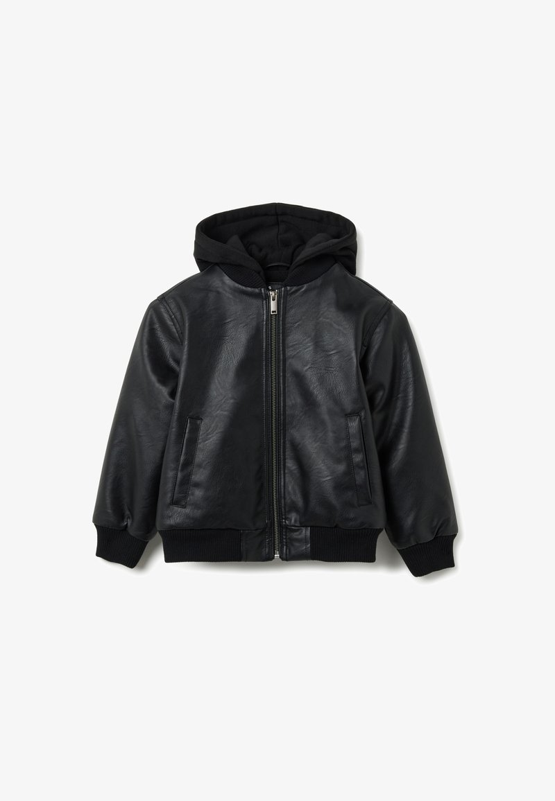 Giubbotto bomber in pelle nera con chiusura a zip, polsini a costine e fodera con cappuccio nera. Presenta due tasche laterali e una texture liscia.