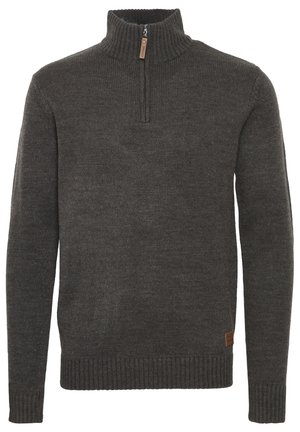 Tamno sivi pulover s visokim ovratnikom i zatvaračem do četvrtine. Riblje teksture na manžetama i rubu. Kožni detalj oznake na donjoj strani.