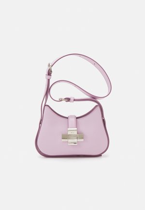 Lila leren handtas met een gebogen ontwerp, voorzien van een zilveren hardware gesp detail aan de voorkant en een afneembare riem. Glad oppervlak.