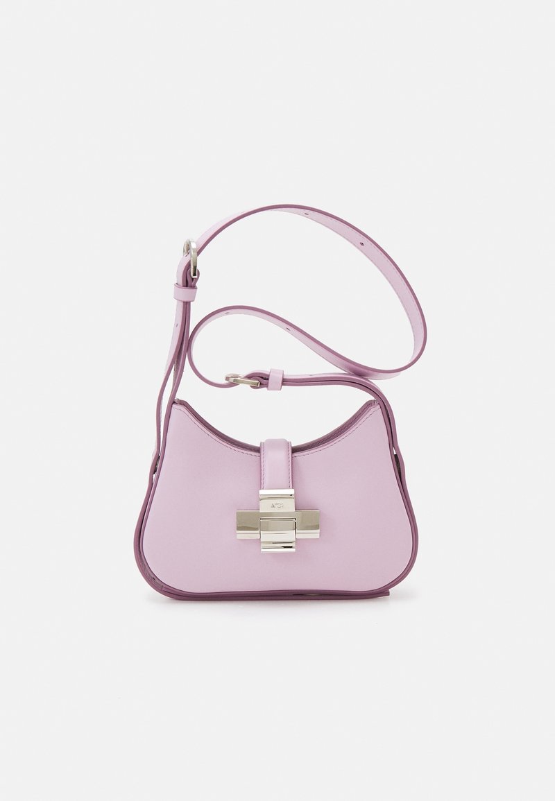 Liliowa skórzana torebka o wygiętym kształcie, z detalem zatrzasku ze srebrnym okuciem z przodu oraz odpinanym paskiem. Gładka faktura.