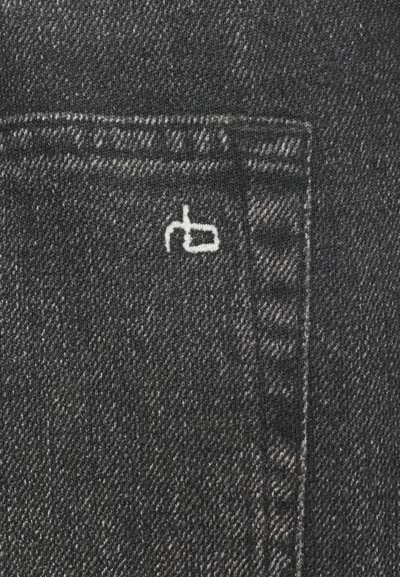 Czarna tkanina dżinsowa z wyraźną fakturą. Na tylnej kieszeni znajduje się biały haftowany napis "rb". Subtelne detale szwów.
