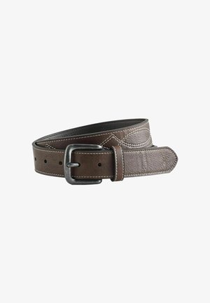 Brauner Ledergürtel mit strukturierter Oberfläche, silberfarbener Schnalle und weißer Naht. Verfügt über mehrere Einstelllöcher und ein zulaufendes Ende.