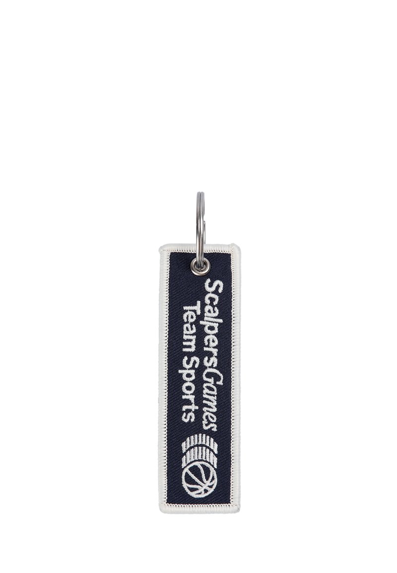 Llavero de tela azul marino con costuras blancas. Presenta el texto "Scalpers Games Team Sports" y un gráfico de un balón de baloncesto. Anillo de metal para su sujeción.