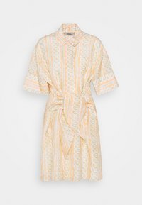 Šaty s krátkým rukávem v světle žluté barvě s řetízkovým vzorem v zelené a bílé; mají límec a látkový pásek uvázaný v pase.