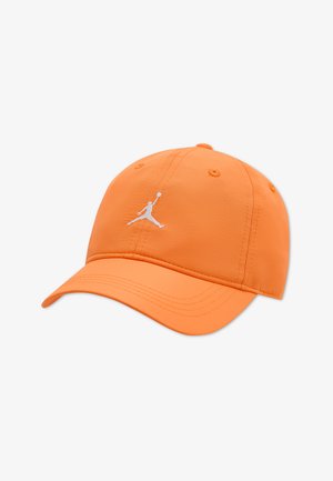 Casquette de baseball orange avec une visière courbée et un logo blanc en silhouette d'un joueur de basketball sautant avec un ballon sur le panneau avant.