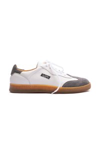 Weiße und graue Leder-Sneaker mit einer Gummisohle, versehen mit grauen Wildleder-Akzenten, flachen weißen Schnürsenkeln und einem Markenlogo-Patch an der Seite.