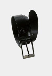 Sort læderbælte med en rektangulær sølvmetalspænde, der har en glat overflade og minimalisk design. Den anden ende af remmen er buet.