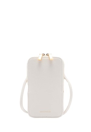 Bílá kožená pouzdro na telefon s texturovaným povrchem, zlatým zipem, nastavitelným ramenním popruhem a vyraženým logem značky na přední straně.