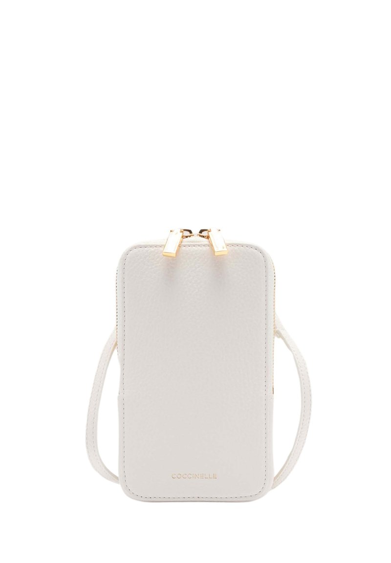 Borsetta per telefono in pelle bianca con finitura testurizzata, hardware della cerniera dorata, tracolla regolabile e logo del marchio impresso sul davanti.