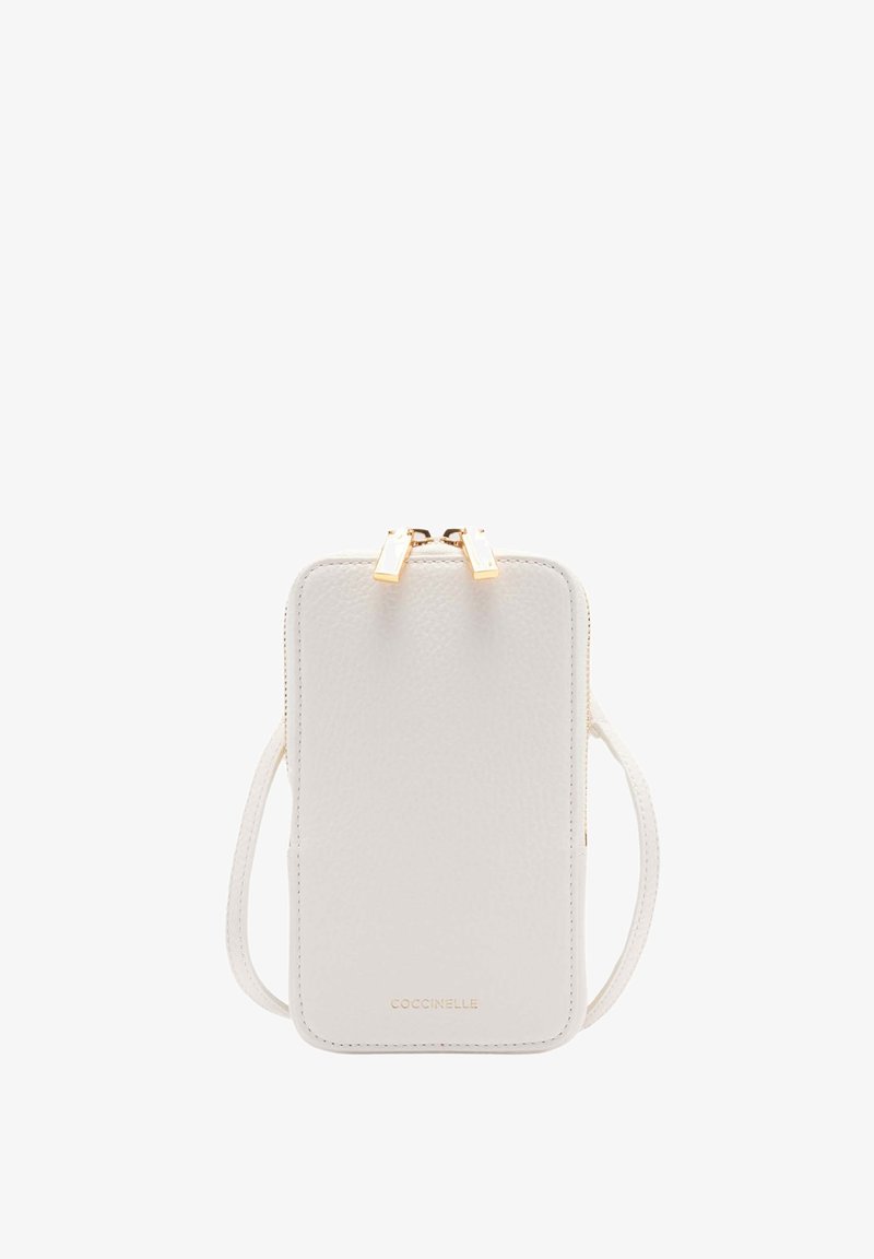 Borsetta per telefono in pelle bianca con finitura testurizzata, hardware della cerniera dorata, tracolla regolabile e logo del marchio impresso sul davanti.