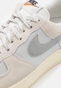 Nike Sportswear AIR FORCE 1 - Sapatilhas - sail/light smoke grey/photon dust/alpha orange/coconut milk