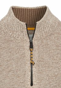Beiger Strickpullover mit einem Viertel-Reißverschlusskragen, kontrastierendem braunem Rippenhals und schwarzem Reißverschluss mit gelber und schwarzer Zugkordel.