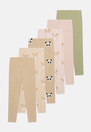 Sett av syv leggings i ulike farger, inkludert beige, rosa og grønn, med dyreprint som pandaer og kaniner. Mykt bomullsstoff.