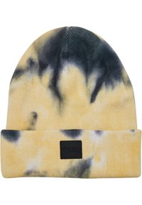 Pletena kapa v rumeni barvi s tie-dye vzorcem, ki vključuje črne in sive akcentne barve, z zloženim robom in črno oznako Urban Classics.