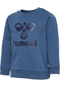 Niebieski sweatshirt z miękkiego materiału, z okrągłym dekoltem, długimi rękawami, prążkowanymi mankietami i dużym ciemnym logo z przodu.