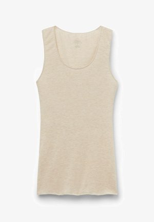 Top sin mangas de color beige con escote redondeado, hecho de una tela suave y texturizada. Presenta un diseño sin mangas y un dobladillo ligeramente curvado.
