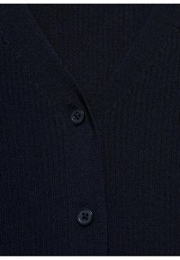Cardigan lavorato a maglia di un blu navy scuro con scollatura a V e due bottoni. Morbido al tatto con un motivo a coste su tutta la superficie. Design semplice e versatile.