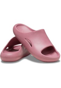 Crocs rosa da indossare senza allacciatura, con un design a punta aperta, texture liscia e soletta texturizzata. Presenta una suola rigata per una miglior aderenza e bordi arrotondati.