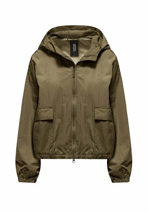 Giacca leggera con cappuccio di colore verde oliva, dotata di chiusura frontale con cerniera, due tasche con patta e polsini ed orlo elasticizzati.