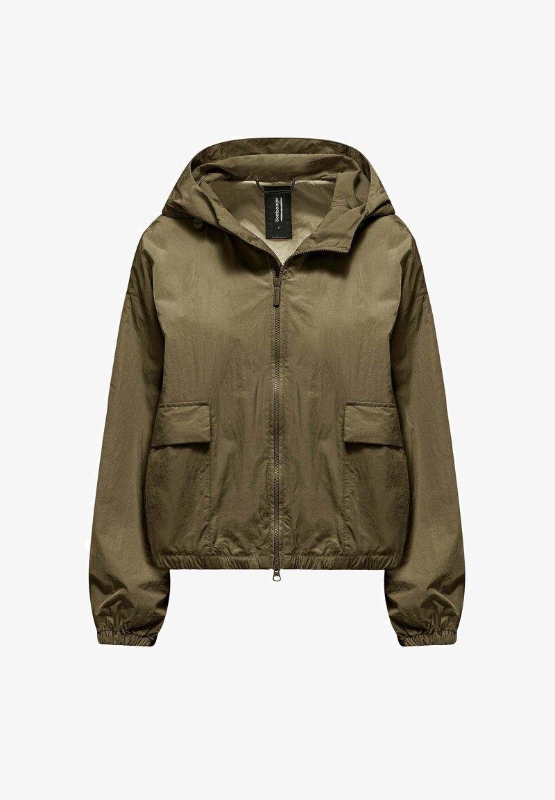 Giacca leggera con cappuccio di colore verde oliva, dotata di chiusura frontale con cerniera, due tasche con patta e polsini ed orlo elasticizzati.