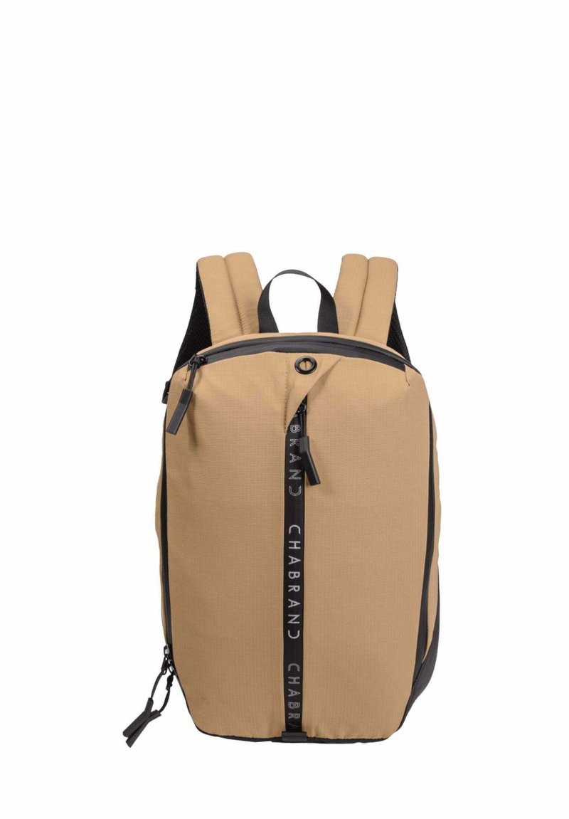 Sac à dos beige avec des accents gris, doté d'un compartiment avant zippé, de bretelles rembourrées et ajustables, et d'une finition en tissu texturé.