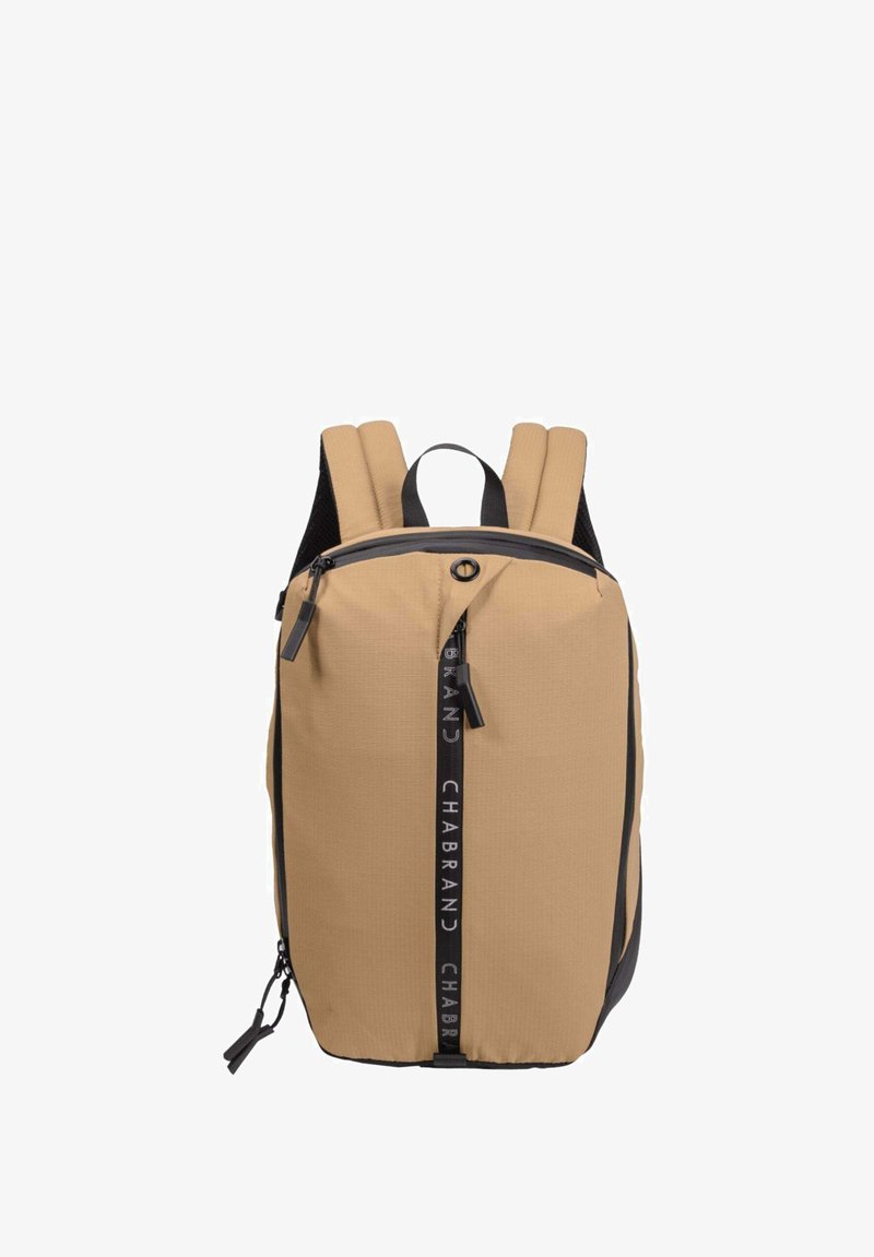 Sac à dos beige avec des accents gris, doté d'un compartiment avant zippé, de bretelles rembourrées et ajustables, et d'une finition en tissu texturé.