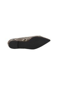 Puntige ballerina met een gestructureerd slangenleerpatroon in tinten van bruin en goud. Voorzien van een zwarte rubberen zool voor grip.