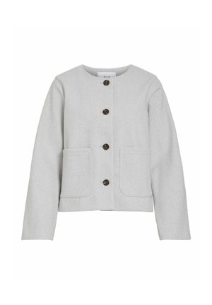 Veste gris clair à manches longues avec un col rond, quatre gros boutons marron sur le devant et deux poches plaquées à l'avant.