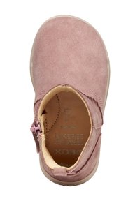 Botín de ante rosa con punta redondeada, cremallera lateral para el cierre y un forro interior color beige. Suela de goma plana para mayor comodidad.