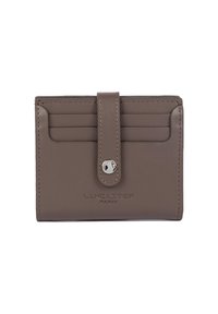 Porte-cartes en cuir marron avec sangle avant et bouton-pression en métal, quatre fentes pour cartes, et "Lancaster Paris" embossé à l'avant.