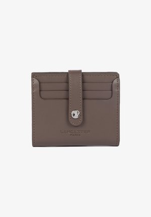 Portafoglio in pelle marrone con cinturino frontale e bottone in metallo, quattro scomparti per carte, e "Lancaster Paris" impresso sul davanti.