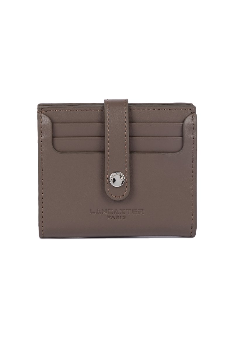Porte-cartes en cuir marron avec sangle avant et bouton-pression en métal, quatre fentes pour cartes, et "Lancaster Paris" embossé à l'avant.
