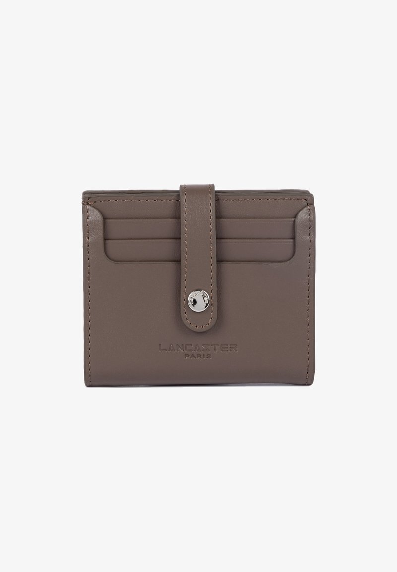 Porte-cartes en cuir marron avec sangle avant et bouton-pression en métal, quatre fentes pour cartes, et "Lancaster Paris" embossé à l'avant.
