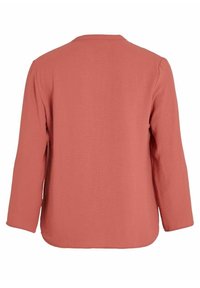 Camicia a maniche lunghe in corallo, con scollatura rotonda e vestibilità comoda. Tessuto liscio con una leggera texture, senza motivi visibili.