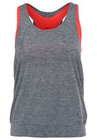 Koszulka tank top Nike w szarym melanżowym materiale z czerwoną wewnętrzną warstwą. Posiada okrągły dekolt oraz perforowany wzór logo z przodu.