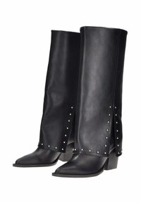 Stivali in pelle nera con punte appuntite e tacchi a blocco. Presentano borchie decorative in argento lungo le cuciture laterali e un design aderente.