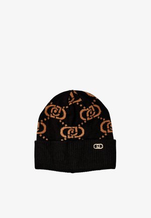Czarna dzianinowa czapka z wywijanym brzegiem i brązowym geometrycznym wzorem. Posiada metalowy akcent logo z przodu. Miękka tekstura, średnia grubość.