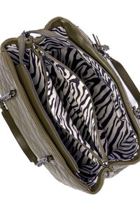 Olivgrön vadderad handväska med flera fack. Inuti finns en svart och vit zebra-mönstrad foder. Silverdetaljer.