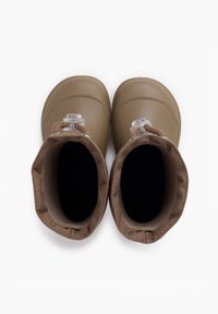 Las botas impermeables marrones cuentan con un exterior de plástico suave, un forro textil ligero y un sistema de cordones de tipo toggle para un ajuste seguro.