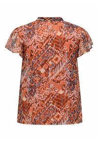 Blusa a manica corta color corallo con motivi astratti blu e marroni, caratterizzata da un collo rotondo e un tessuto leggero e fluido.